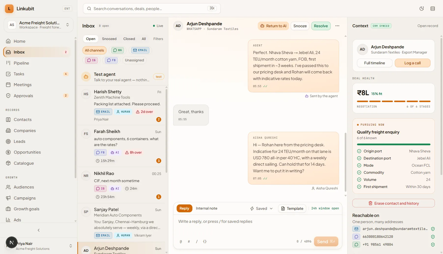 The Linkubit inbox, showing a WhatsApp conversation with an agent reply, a deal-health panel and a qualification checklist.